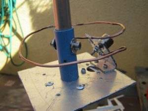 Nótese el detalle de alambre adaptador de impedancia
