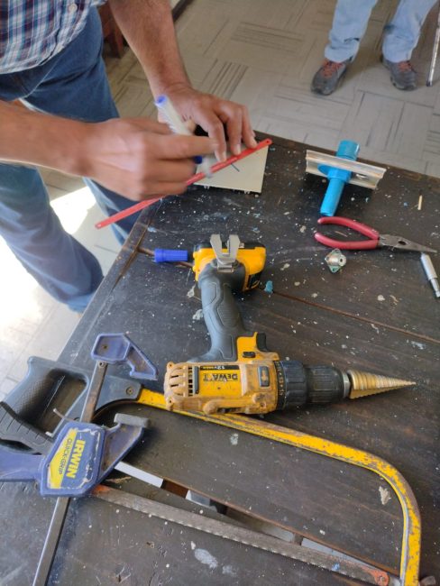 Herramientas en banco de trabajo para la fabricación de antena colineal VHF